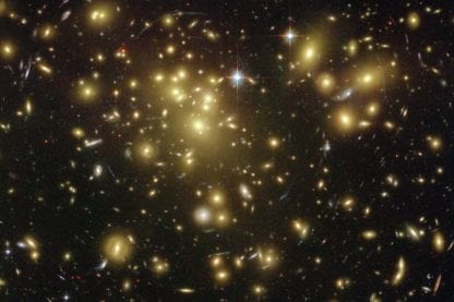 amas de galaxies télescope gravitationnel gravitation déformation lumière lentille gravitationnelle
