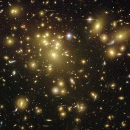 amas de galaxies télescope gravitationnel gravitation déformation lumière lentille gravitationnelle