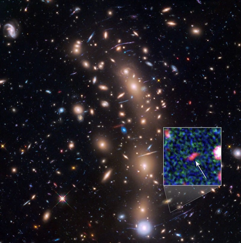galaxie lointaine tayna amas galaxies spatial télescope hubble nasa