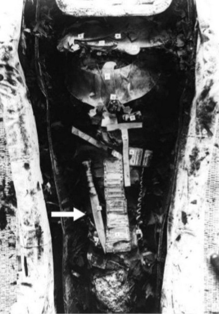 sarcophage toutânkhamon dague lame météorite