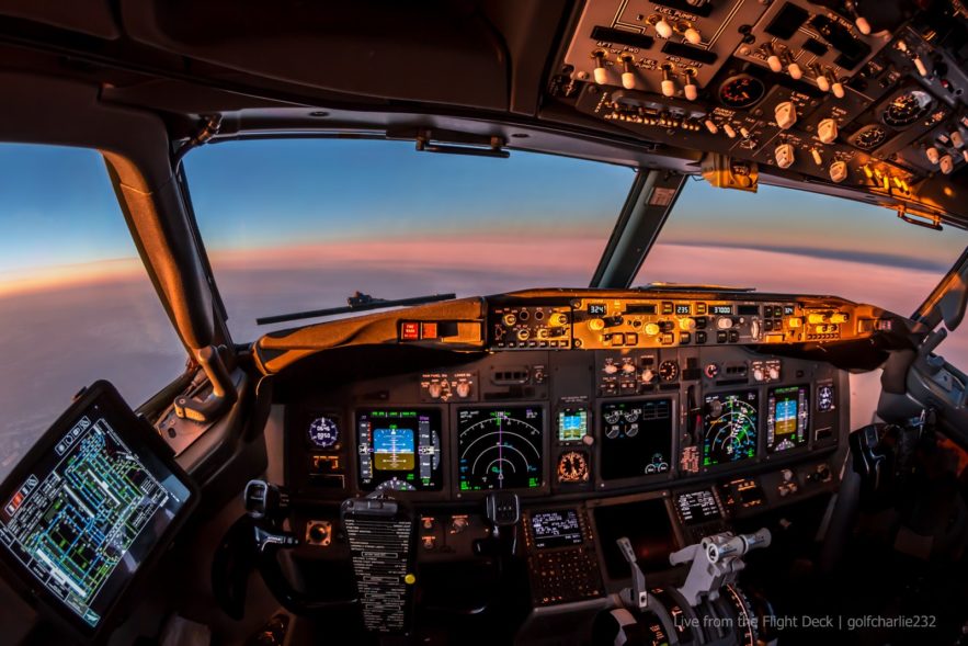 cockpit avion de ligne bouton manoeuvre boeing 737