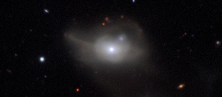 markarian-1018-galaxie-active-happee-par-trou-noir