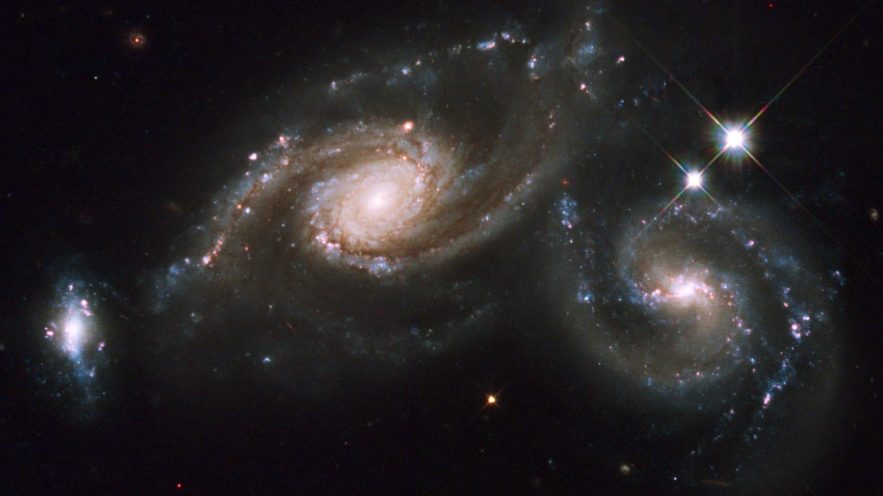 trio de galaxies arp 274 nasa hubble telescope