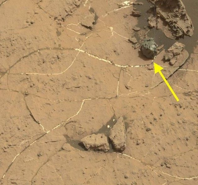 meteorite metallique lisse sur mars