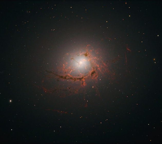 galaxie détruite trou noir supermassif