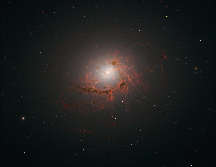 galaxie détruite trou noir supermassif