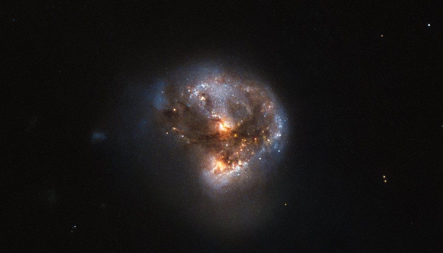 hubble galaxie fusion deux trous noirs