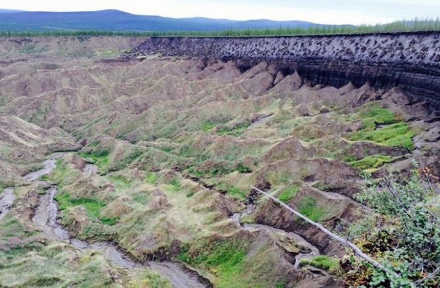 cratère trou sol fonte glace réchauffement sibérie foret sédiments intérieur
