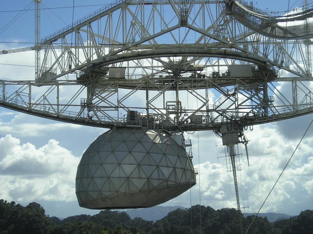 observatoire arecibo détails antenne detection signaux mysterieux