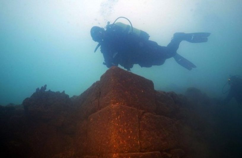 chateau découverte ruine sous marine lac royaume sous-marin