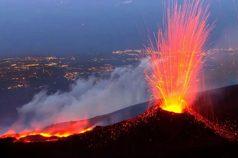 etna volcan éruption volcanique affaissement glissement terrain mer