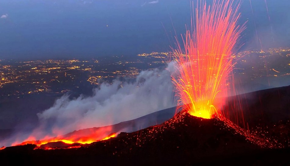 Le volcan  le plus actif  d Europe est en train de glisser 