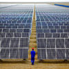 employé inspecte panneaux solaires chine dunhuang