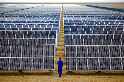 employé inspecte panneaux solaires chine dunhuang