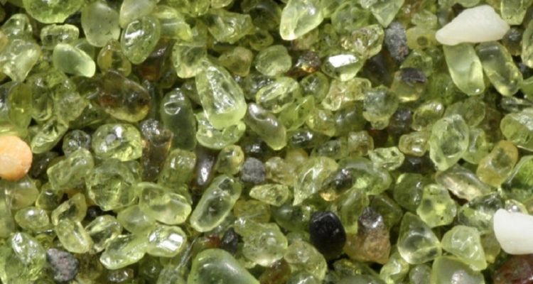 Suite à l’éruption du volcan Kilauea, il a plu des pierres précieuses à Hawaii ! Olivine-kilauea-750x400