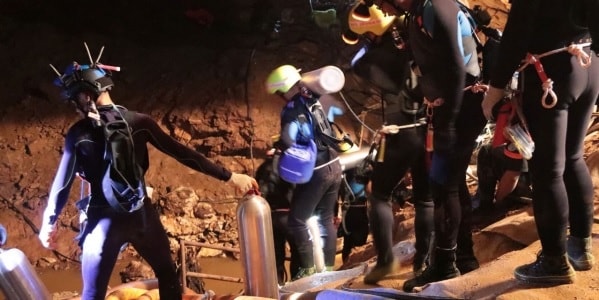 plongeurs grotte thailande bouteilles oxygene