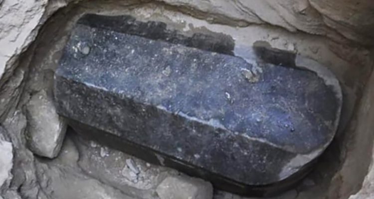 Un imposant sarcophage de granit noir découvert en Egypte 5m sous terre Sarcophage-noir-750x400