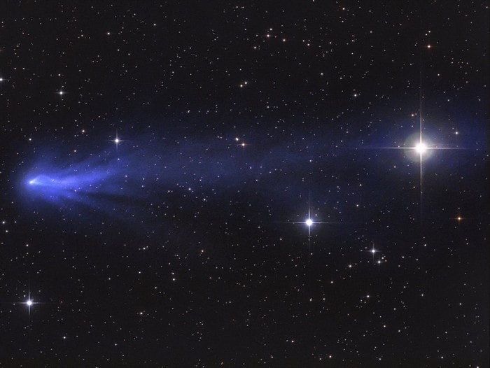 comete panstarrs bleue monoxyde carbone gaz poussiere lumiere soleil photons