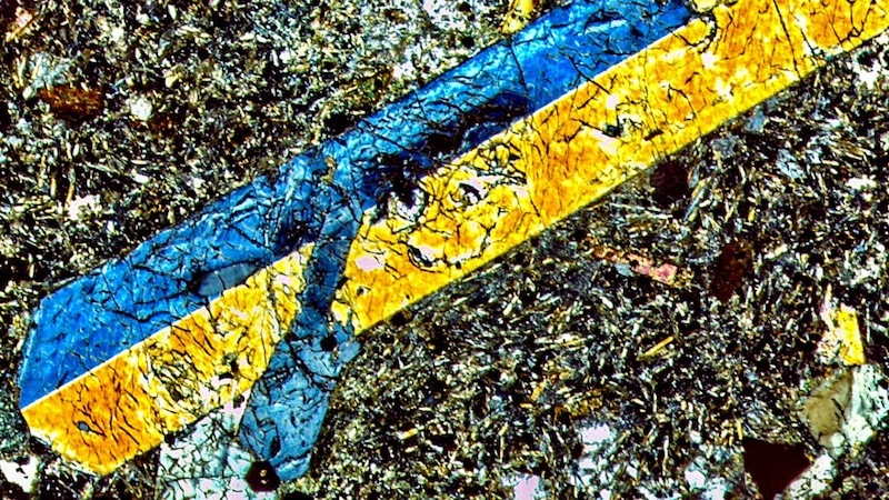 tranche microscopique echantillon lave volcan bermudes