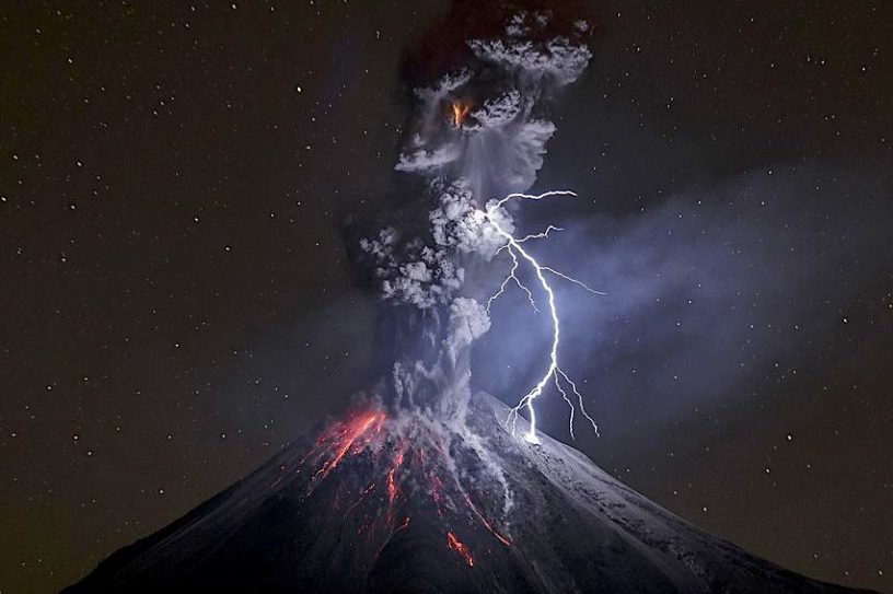 volcan eruption orage