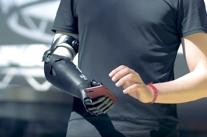 bras robotique controle mental sans implant