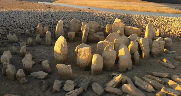 En Espagne, la sécheresse révèle une construction mégalithique vieille de 4000 ans ! By Thomas Boisson Dolmen-espagne-750x400
