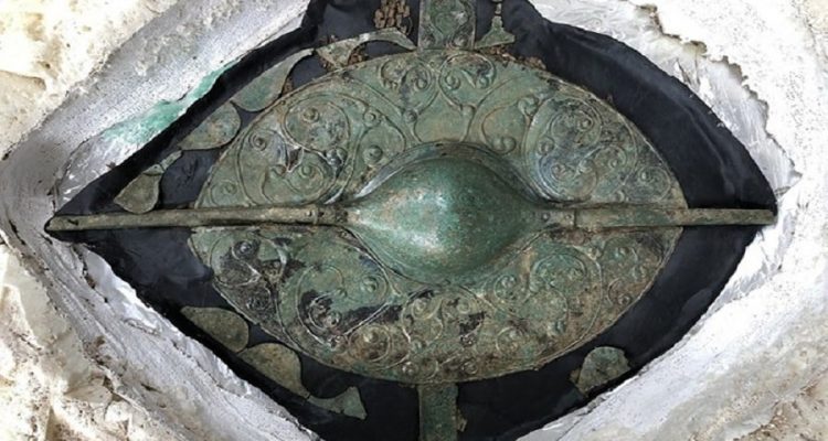 La tombe d’un guerrier celte révèle « l’objet d’art celtique britannique le plus important du millénaire » (vidéo sur Bidfoly.com) By Thomas Boisson Tombe-celtique-750x400