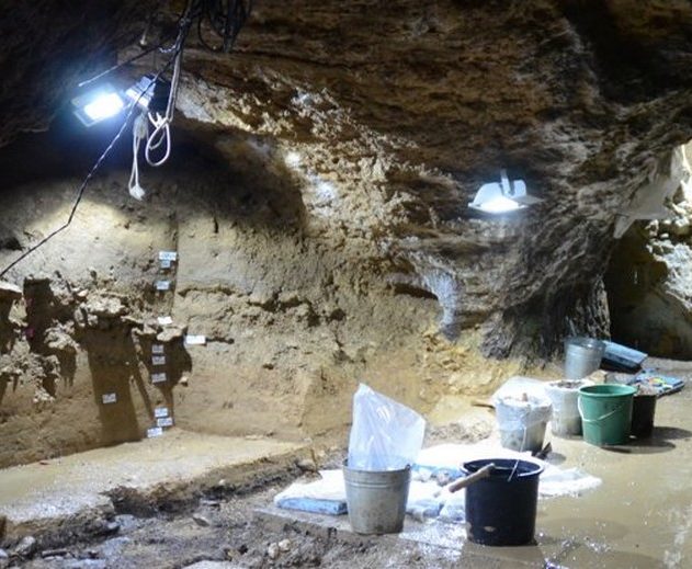 grotte bulgarie dent outils objets artefacts pierre ossement os homo sapiens