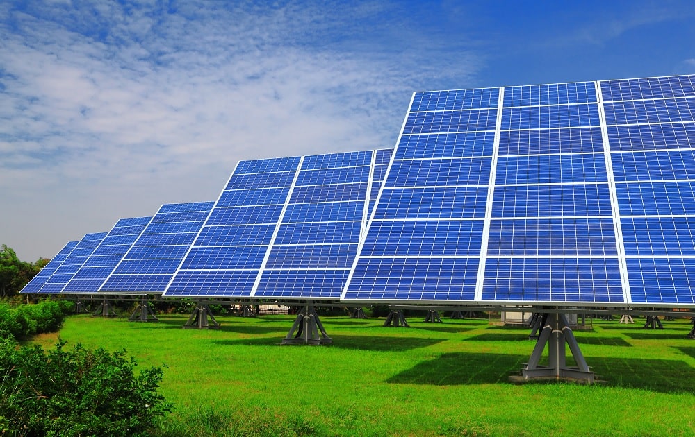 Les panneaux solaires double face suivant le Soleil produisent 35%  d'énergie en plus à moindre coût