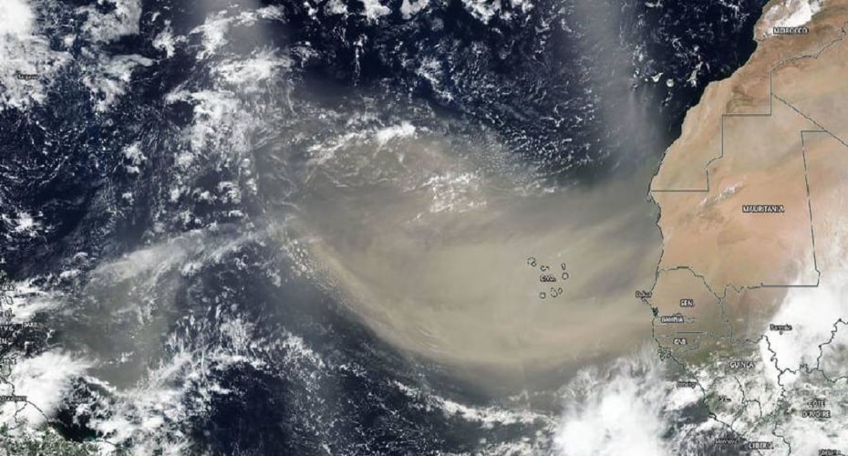 Une gigantesque tempête de sable saharienne s'étendant à travers l ...