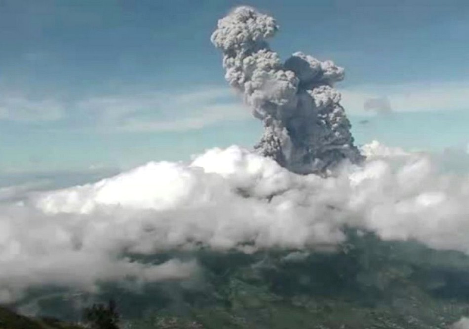 Indon sie le volcan Merapi entre en ruption et projette 