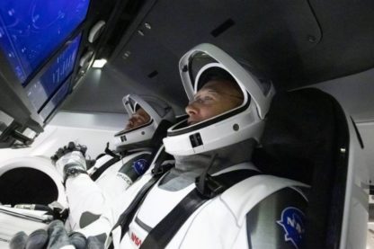 astronautes nasa spacex crew dragon retour terre iss station spatiale internationale blague telephonique telephone satellite