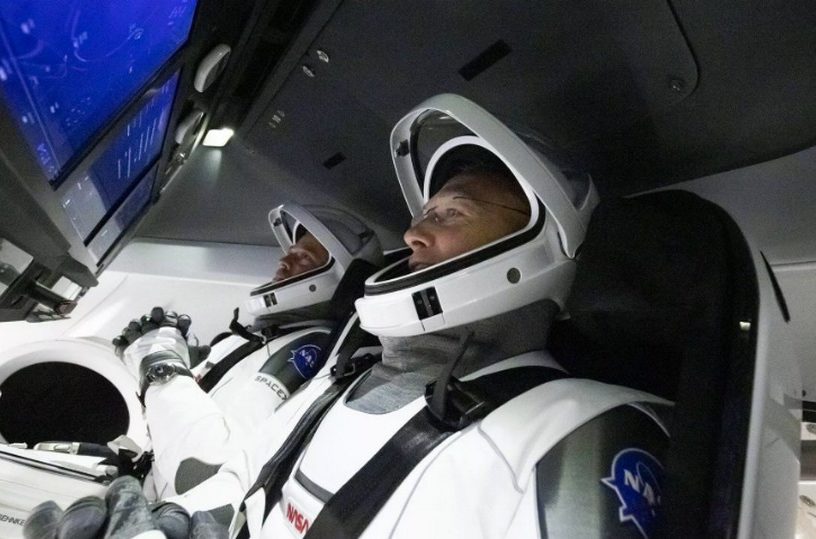 astronautes nasa spacex crew dragon retour terre iss station spatiale internationale blague telephonique telephone satellite