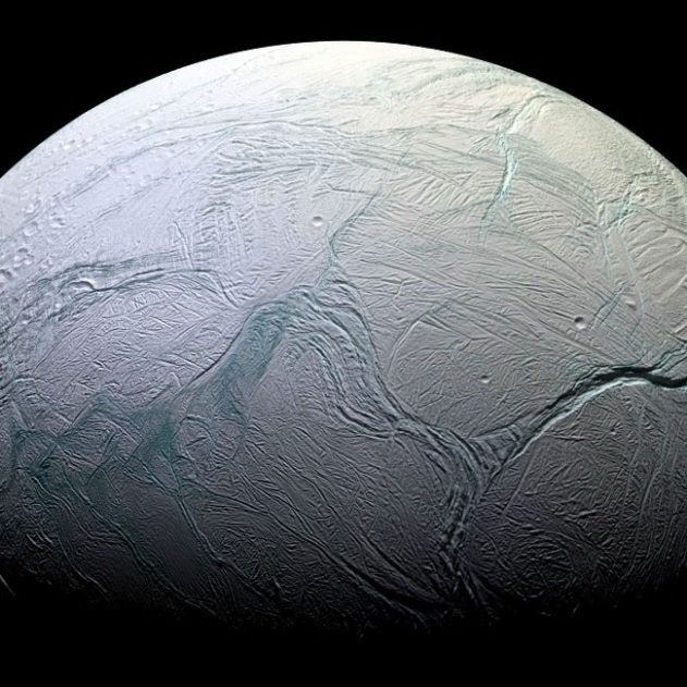 images infrarouge Cassini révèlent glace fraîche hémisphère nord Encelade couv