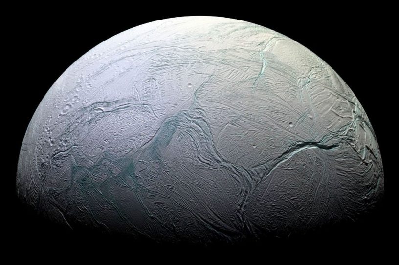 images infrarouge Cassini révèlent glace fraîche hémisphère nord Encelade couv