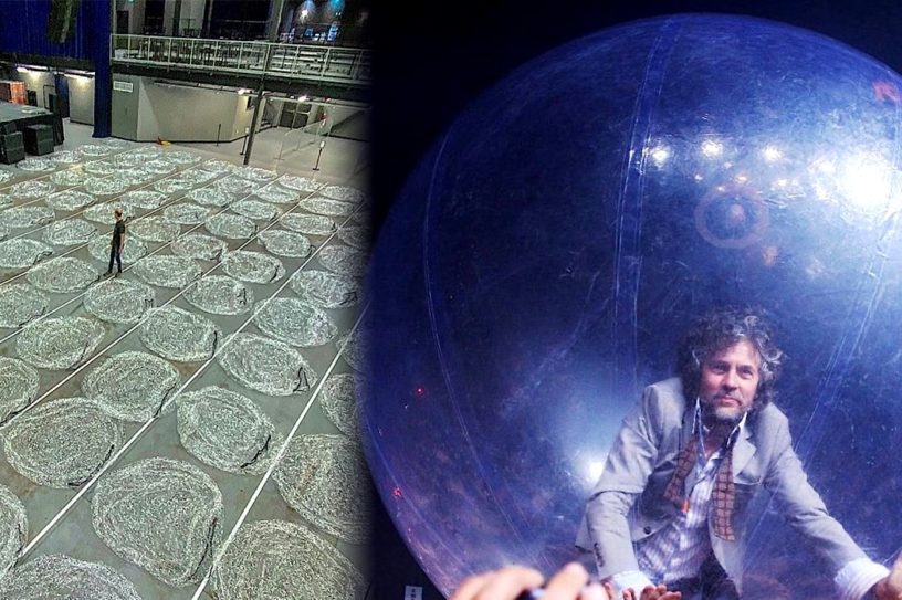 groupe et public concert dans bulles en plastique
