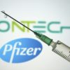 Il vaccino COVID-19 di Pfizer contiene un composto responsabile di rare reazioni allergiche