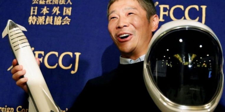 milliardaire japonais Yusaku Maezawa emmenera huit internautes autour lune