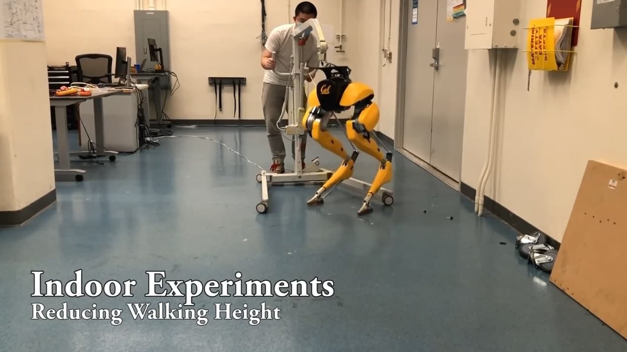 Le robot Cassie apprend à marcher tout seul sur ses deux jambes ! Une  première