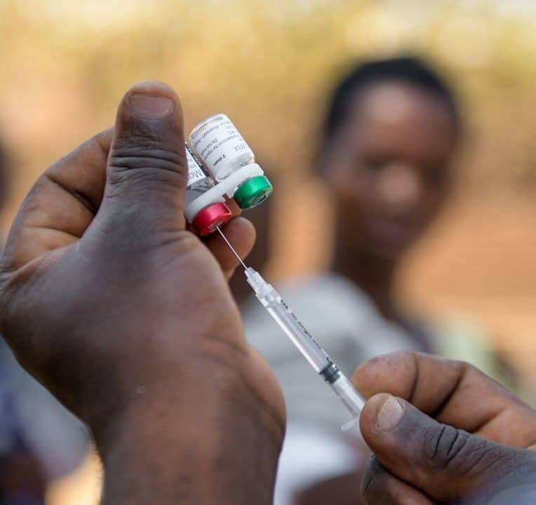 vaccin antipaludique montre haute efficacite essai clinique afrique