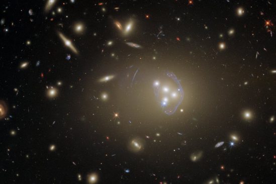 hubble capture epoustouflante photo amas galactique abell 3827