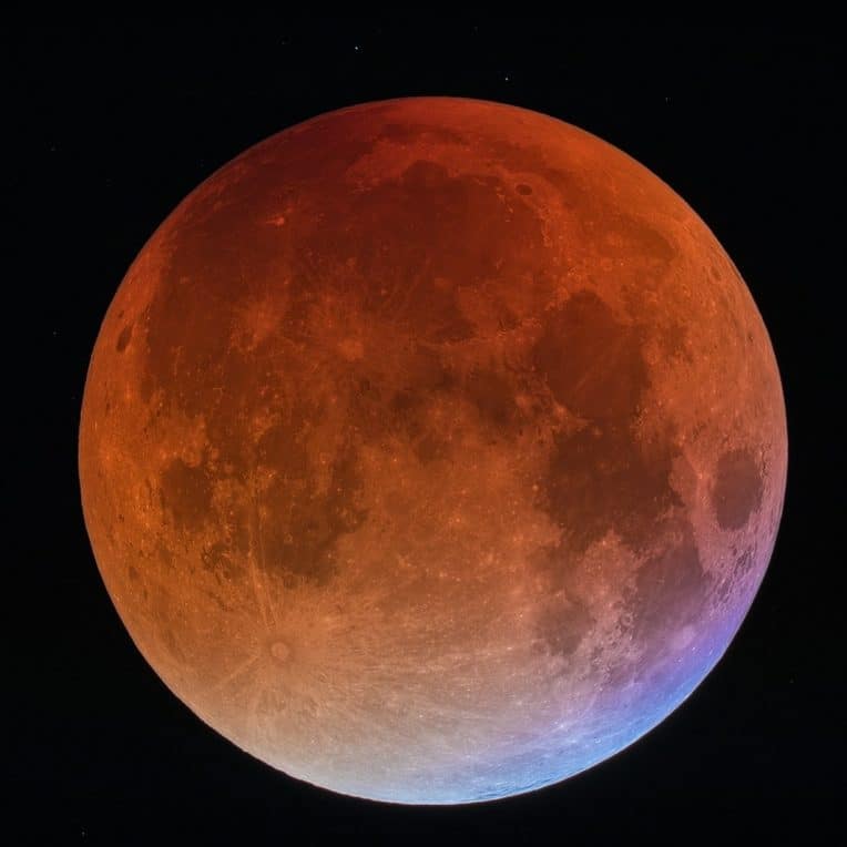 lueur rouge lune durant eclipse lunaire totale
