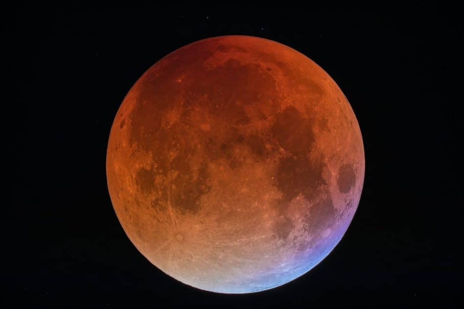 lueur rouge lune durant eclipse lunaire totale