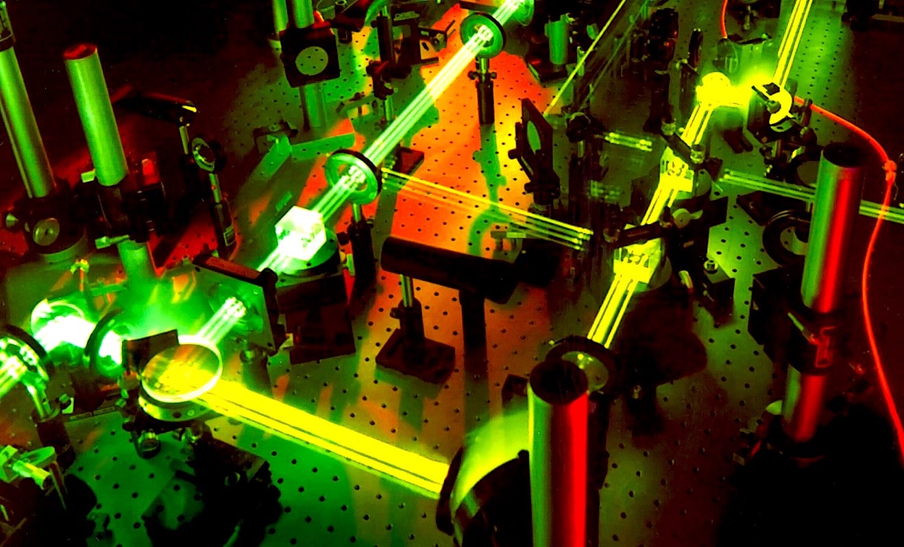 Des chercheurs ont conçu le laser de plus haute intensité au monde : 100  trilliards de watts par cm²