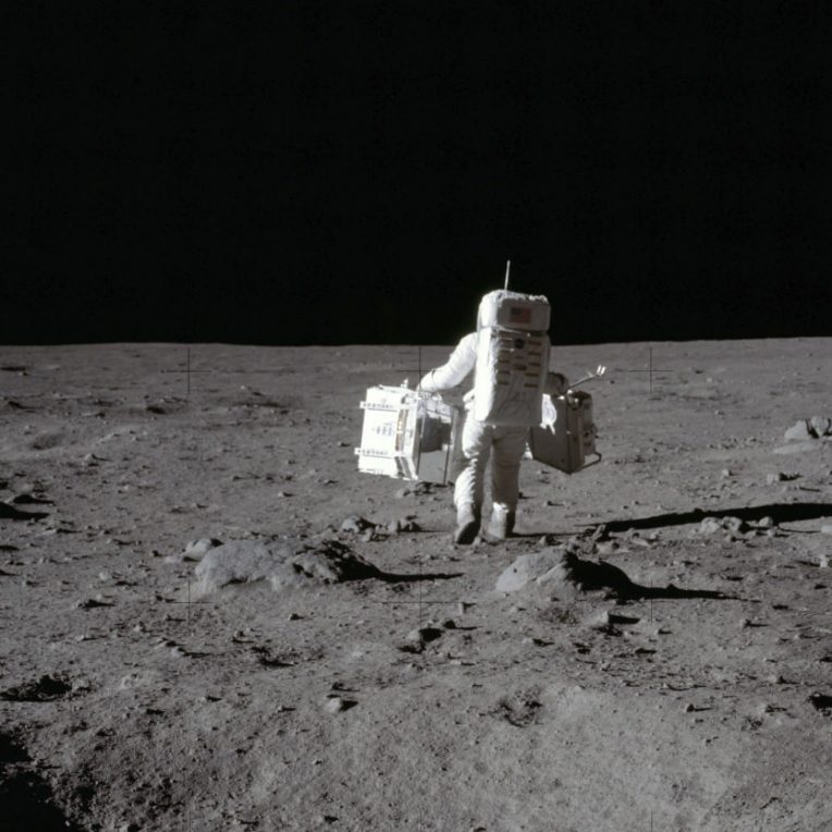 combien temps astronaute marcher autour lune
