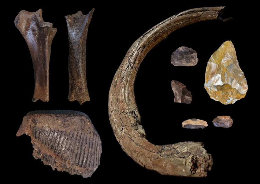ossements mammouths outils néandertaliens