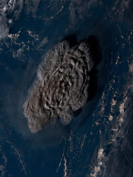 eruption volcan sous-marin ile tonga
