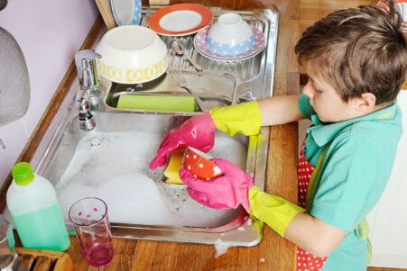 corvées tâches ménagères enfant fonctions cognitives