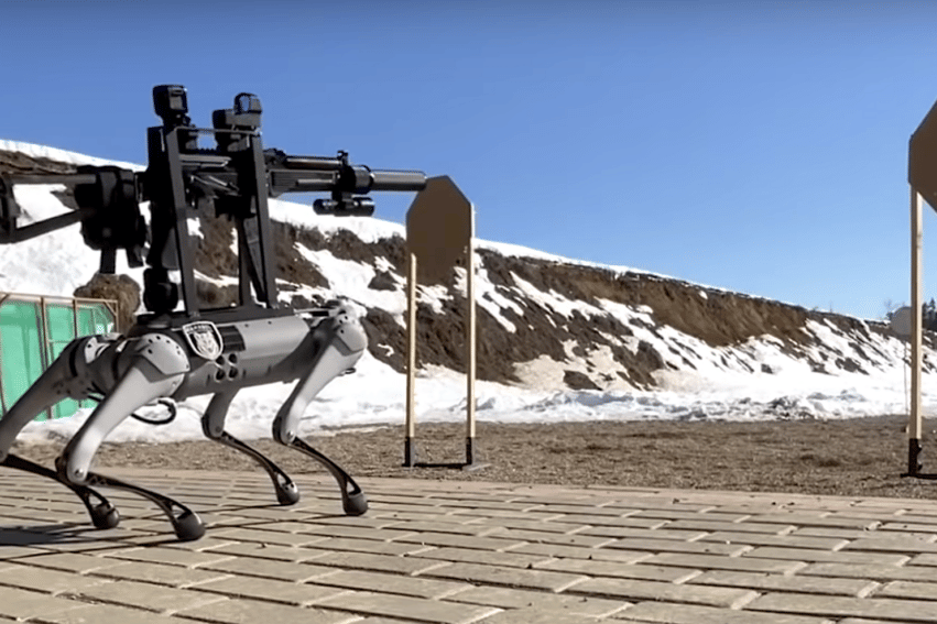 robot-chien fusil mitrailleur arme
