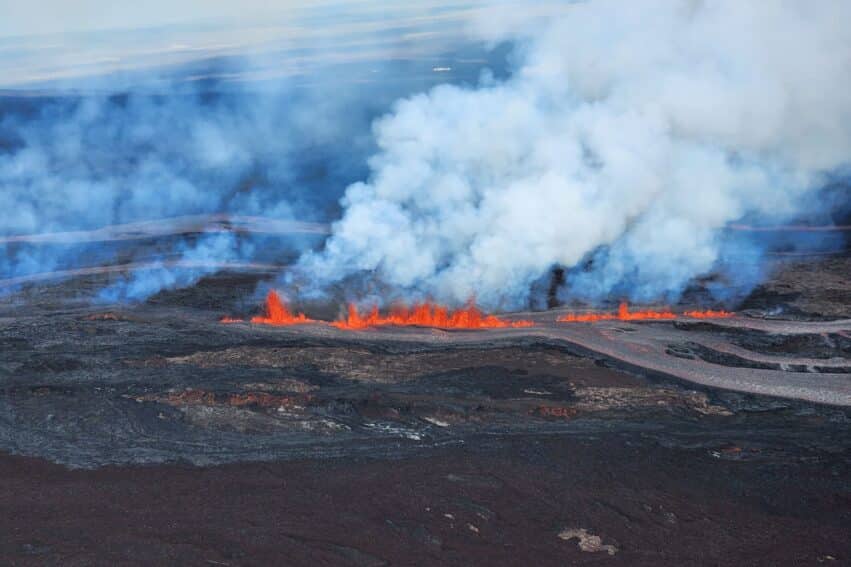 eruption du plus grand volcan du monde mauna loa couv